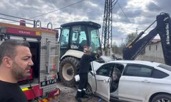 Van’da otomobil ile iş makinesi çarpıştı: 1 kişi yaralandı!