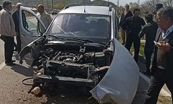Van'da lastiği patlayan otomobil aydınlatma direğine çarptı: 1’i çocuk 4 kişi yaralandı!