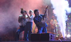 Van YYÜ Rock topluluğu İzmir'deki bahar şenliğinde sahne aldı!