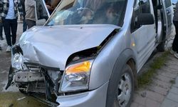 Van'da iki otomobil kafa kafaya çarpıştı: 3 kişi yaralandı!