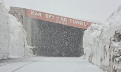Açılışa hazırlanan Van-Bahçesaray yolunu kar ve sis esir aldı!