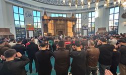 Vanlılar bayram namazı için camilere akın etti!