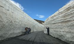 Nemrut’ta kıştan kalma manzara: Devasa kar koridoru büyülüyor!