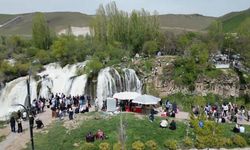 Van’ın doğa harikası bayramda doldu taştı
