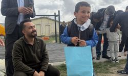 Van’da çocuklara bayramlık dağıtıldı