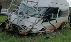 Hakkari'de kontrolden çıkan yolcu minibüsü elektrik direğine çarptı: 11 kişi yaralandı!