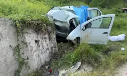 Korkunç kaza! Kontrolden çıkan otomobil duvara çarptı: 3 ölü, 1 ağır yaralı!