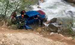 Bayram karı-kocaya mezar oldu: Dereye uçan otomobilde çift hayatını kaybetti!