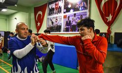 Aynı ringde iki kuşak: Van’da baba ve oğlu Türkiye’nin başarısı için ter döküyorlar!