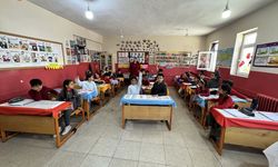 Van’da bir öğretmen bir sınıfın dünyasını değiştirdi: 5 dili bir sınıfa sığdırdı!