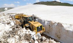 Van’da yazın ortasında 3 metrelik kar temizleme çalışması