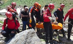 Van-Hakkâri karayolunda mahsur kalan vatandaşın imdadına askeri helikopter yetişti