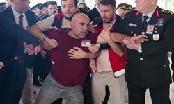 Acılı baba Van’da şehit olan oğlunun tabutuna koştuğu an yürekleri dağladı!