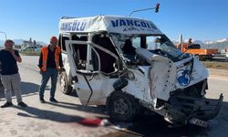 Van yolcu minibüsü Hakkari’de kaza yaptı: Ölü ve yaralılar var