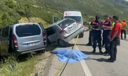 İki otomobil çarpıştı: 1 kişi öldü, 1'i ağır 5 kişi yaralandı!