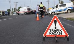 Faciayla sonuçlanan kaza: Devrilen otomobilde 3 kişi feci şekilde can verdi!