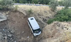 İşçileri taşıyan minibüs şarampole yuvarlandı: Çok sayıda yaralı var!