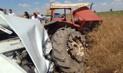 Otomobil park halindeki traktöre çarptı: 3 ölü, 1 yaralı