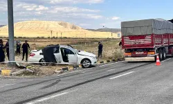 Kamyon ile otomobil çarpıştı: 3 kişi hayatını kaybetti, 2 kişi yaralandı!