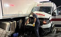 Hasta taşıyan ambulans ile tır çarpıştı: 6 yaralı