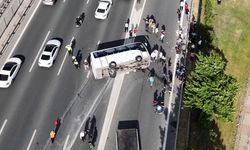 Banka personellerini taşıyan midibüs devrildi: 21 yaralı!