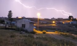 Van'da şimşekler geceyi aydınlattı: Gökyüzünde görsel şölen!