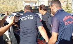 Van-Hakkari yolunda kaza: 2 araç kafa kafaya çarpıştı!