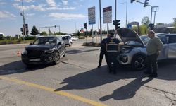 Van’da iki otomobil çarpıştı: 2 kişi yaralandı!
