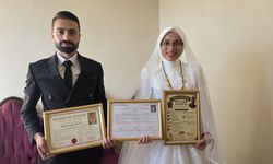 Van’da düğünde ilginç sürpriz: Damada “kılıbık belgesi”, geline “kullanma kılavuzu” verildi