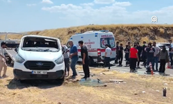 Servis minibüs ile otomobil çarpıştı: 17'si öğrenci 19 kişi yaralandı!