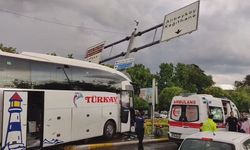 Kontrolden çıkan yolcu otobüsü otomobile çarptı: 2'si ağır 30 kişi yaralandı!