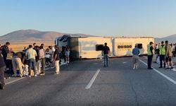 Bariyerlere çarpan yolcu otobüsü devrildi: 31 yaralı!