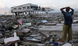 Endonezya'daki 7.7'lik depremde bilanço ağırlaşıyor!