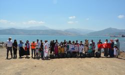 Çocuklar ve doğaseverler Van Gölü kıyısında çöp topladı