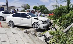 Van’da kontrolden çıkan araç duvara çarptı: Yaralılar var!