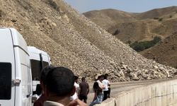 Van-Yüksekova karayoluna kaya parçaları düştü