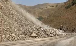 Van-Hakkari karayoluna kaya düştü: Yol ulaşıma kapandı, uzun araç kuyrukları oluştu!