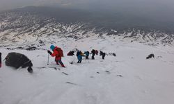 Ağrı Dağı zirvesinde Van Gölü için ortak mesaj!