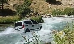 Van’da el freni çekilmeyen otomobil çaya uçtu!