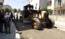 Yol çalışması sırasında iş makinesinin altında kalan işçi hayatını kaybetti!