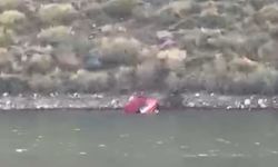 Yüksekova’da faciadan dönüldü: El freni çekilmeyen otomobil baraja uçtu
