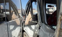 Yüksekova’da minibüs ile kamyonet kafa kafaya çarpıştı: 10 yaralı!