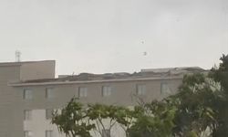 Van’da fırtına çatıları uçurdu!