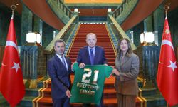 Amedspor başkanından Cumhurbaşkanı Erdoğan’a forma hediyesi!