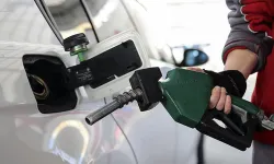 Benzine peş peşe zam: Pazartesi gecesi büyük artış geliyor…