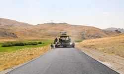 Van’da 5 mahalleyi birbirine bağlayan yol, 50 yıl sonra sıcak asfaltla buluştu!