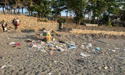 Van’ın turizm gözdesi Gevaş Halk Plajı çöpten geçilmiyor!