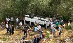 Yolcu minibüsü uçurumdan yuvarlandı: 4 ölü, 4'ü ağır 10 yaralı!