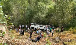 Yolcu minibüsü şarampole devrildi: Çok sayıda ölü ve yaralı var…