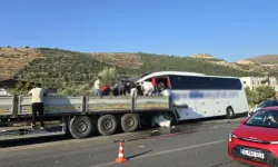 Tur otobüsü, TIR'a çarptı: Çok sayıda ölü ve yaralı var!
